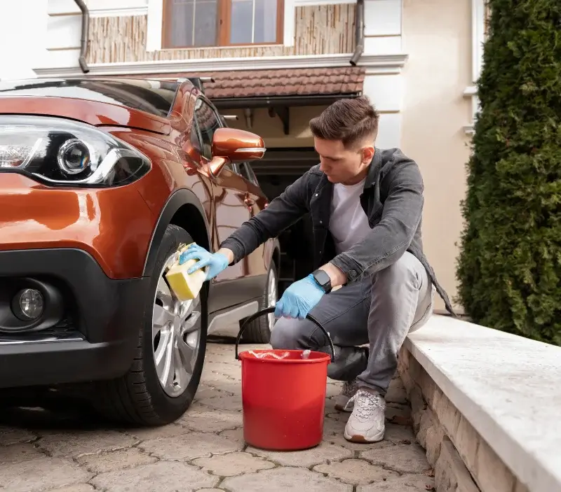 Lavage auto à domicile Malleval : professionnel intervenant sur un véhicule